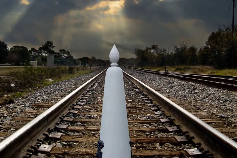 grenspaal op het spoor