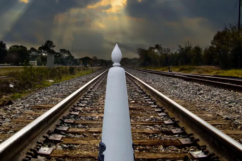 grenspaal op spoor cc0