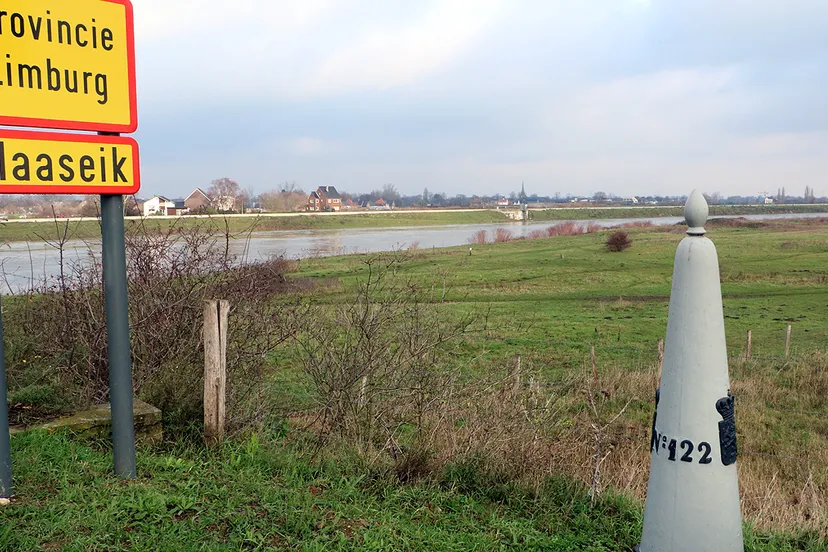grenspaal voor de brug bij maaseik