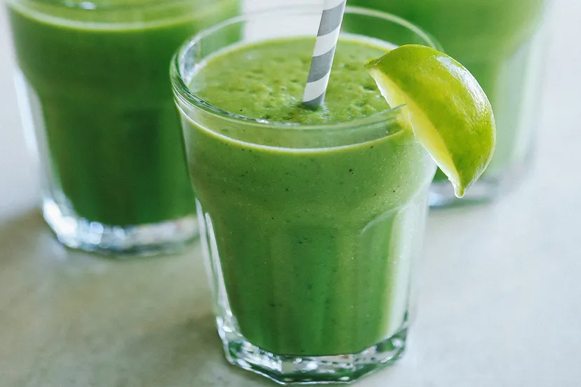 groene smoothie in een glas