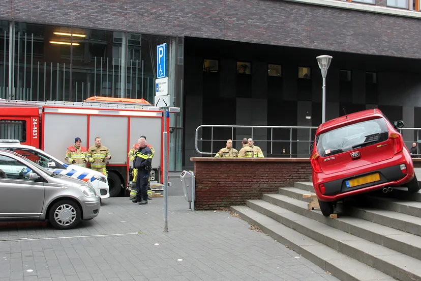 groenstraat geleen 2 auto op trap hanenhof