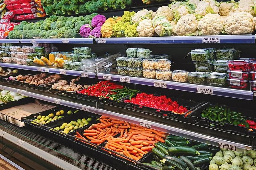 groenten en fruit op winkel staan in supermarkt supermarkt