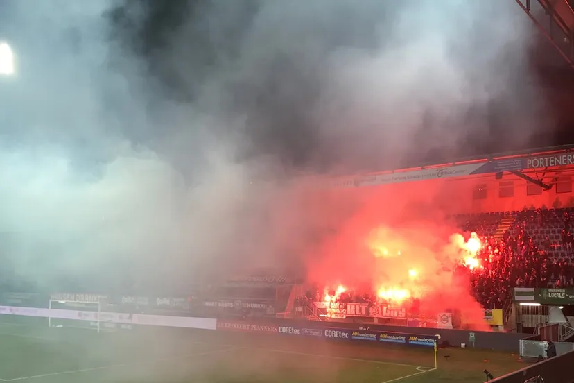 groningensupporters steken fakkels af in uitvak