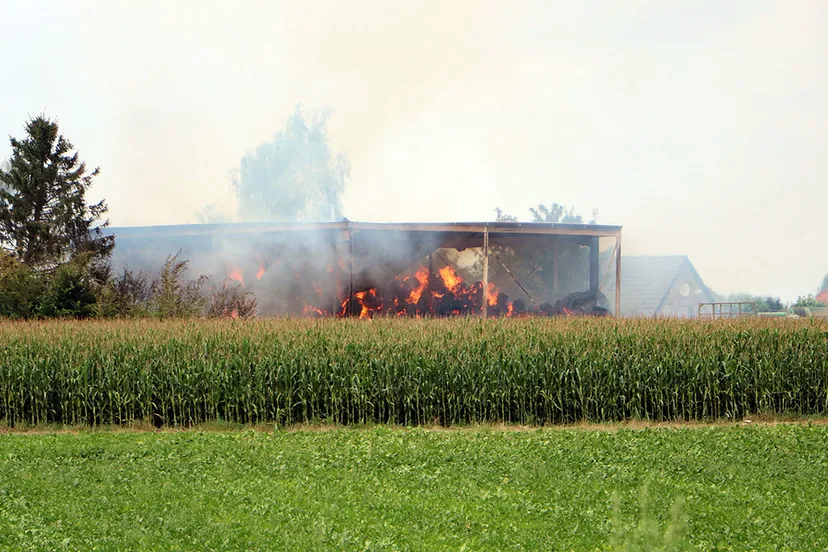 grote hooibrand bij loonwerker in wehr