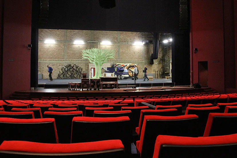 grote zaal schouwburg leeg podium opbouw