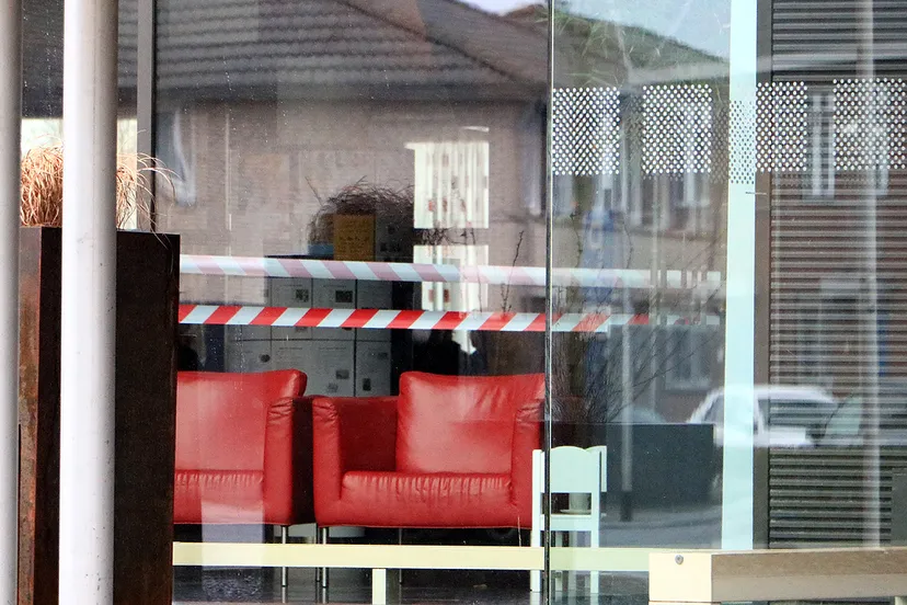 hal hoogstaete deels afgezet met roodwit lint wegens coronabesmetting