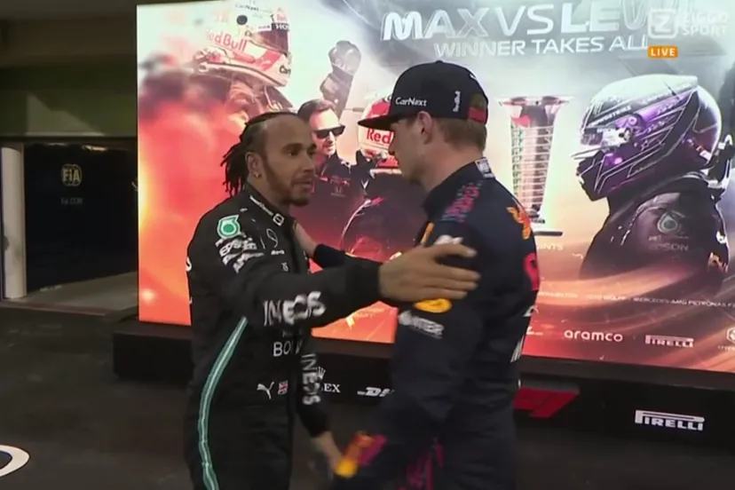 hamilton feliciteert verstappen na de race in abu dhabi
