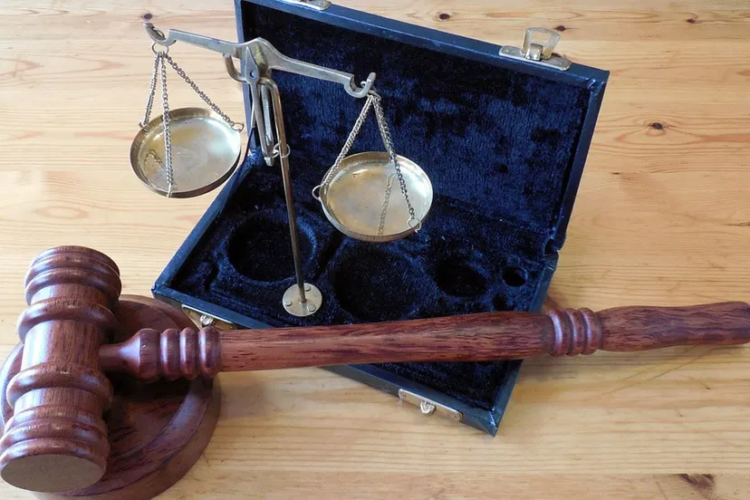 hammer 802298 1280 balans en hamer rechter