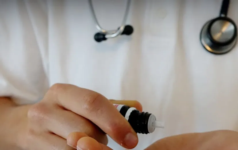 hand 2458541 1280 druppelflesje stethoscoop