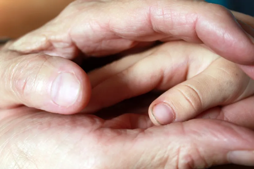 hand 619735 1920 oma kind