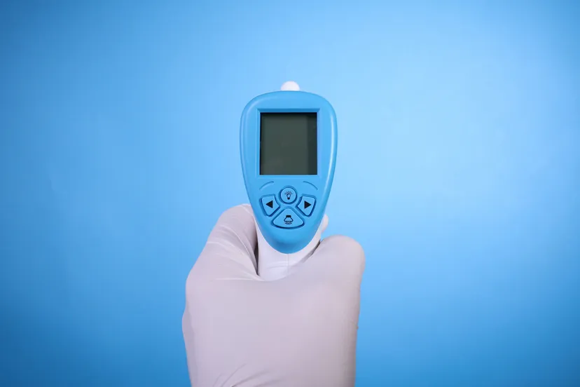 hand met infrarood thermometer