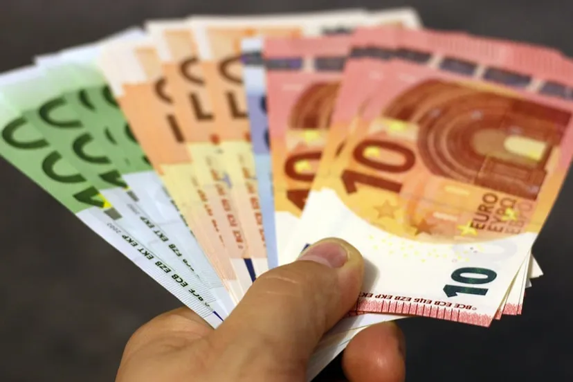 hand met waaier van eurobiljetten