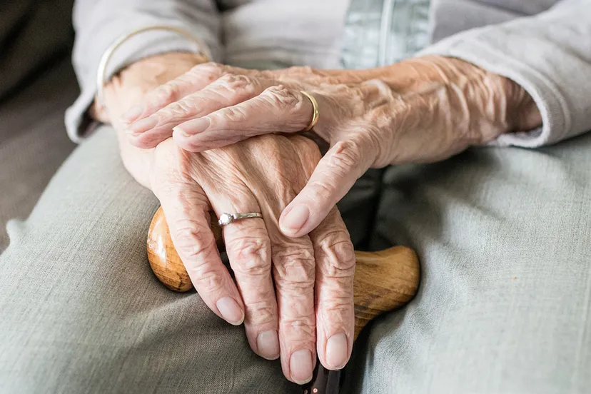 handen hoogbejaarde vrouw