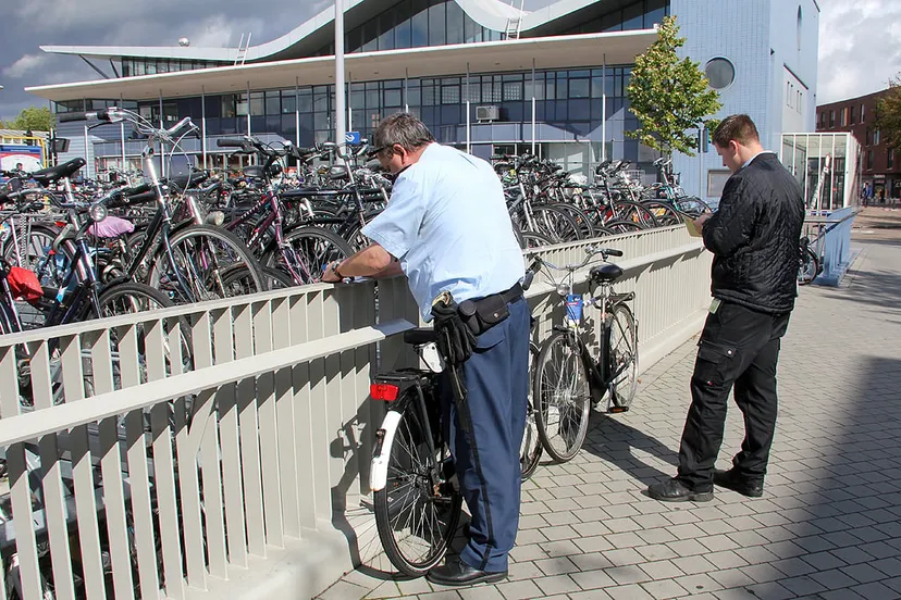 handhavers in actie stationsplein 1