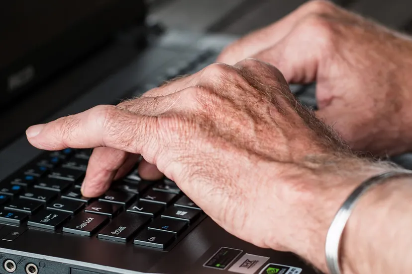 hands 545394 1280 oude handen op toetsenbord pixabay cc0