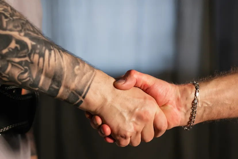 handshake getatoeerde onderarm