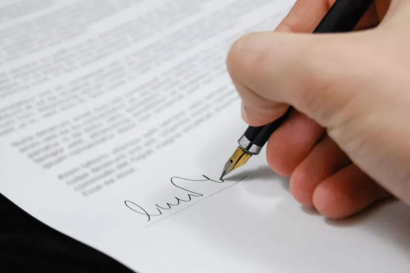 hantekening zetten met vulpen cc0 via pexels