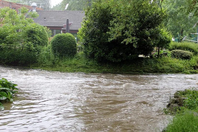 hard stromende beek in stadspark na hoosbuien