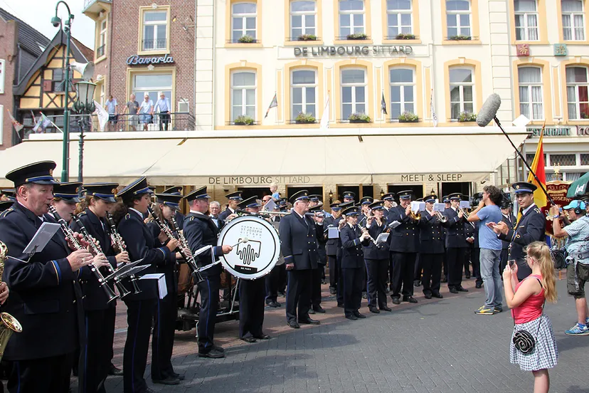 harmonie sint joseph na sint rosaprocessie op markt sittard 2016
