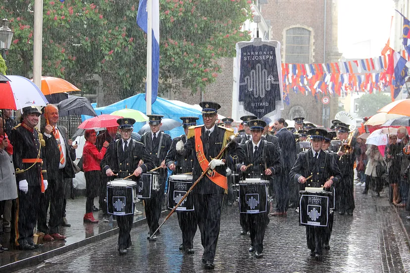 harmonie sint joseph tijdens plensbui op koningsdag 2019