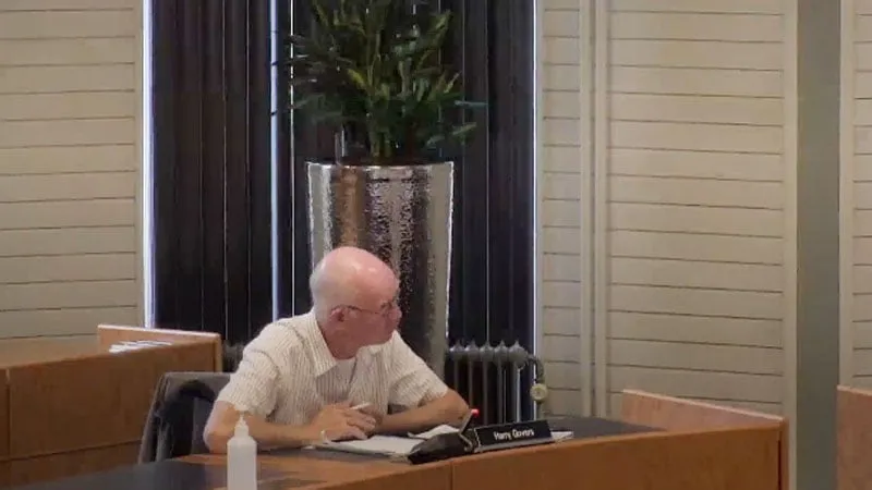 harry govers aan het woord tijdens een raaadsronde