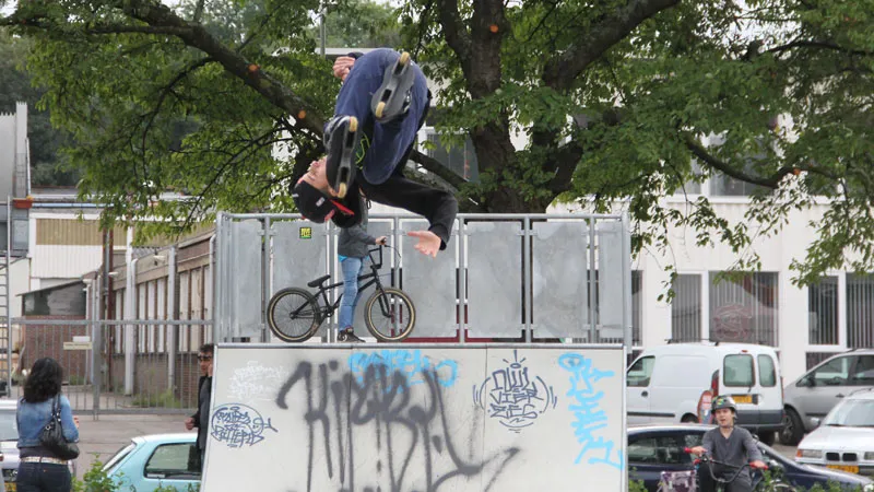 he7t1vqvjuoiu3s36xpmr0o70 skatepark046 skater tijdens stunt