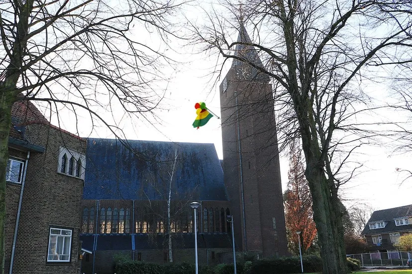 heilig hartkerk overhoven met carnavalsvlag 1