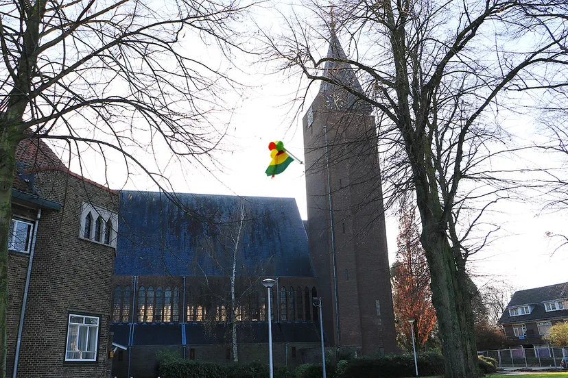 heilig hartkerk overhoven met carnavalsvlag
