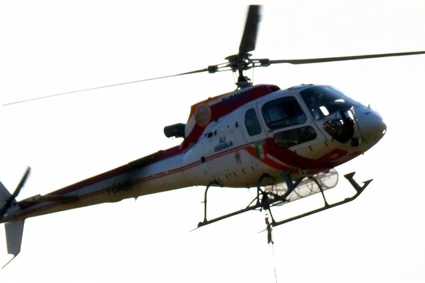 helikopeter met lading aan lijn