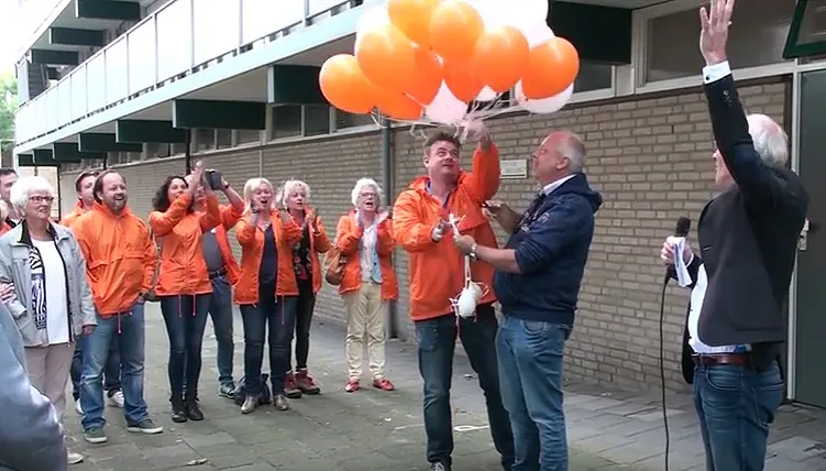 henk van rens opent bewonersruimte flat