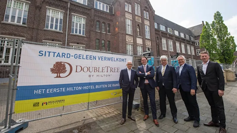 hilton onthulling bord 043019arm 6334 1