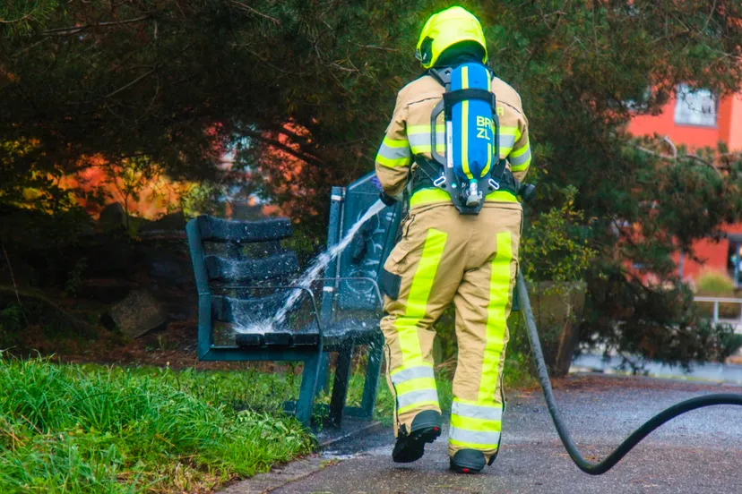 hof van onthaasting bankje in brand foto bjorn de hoog