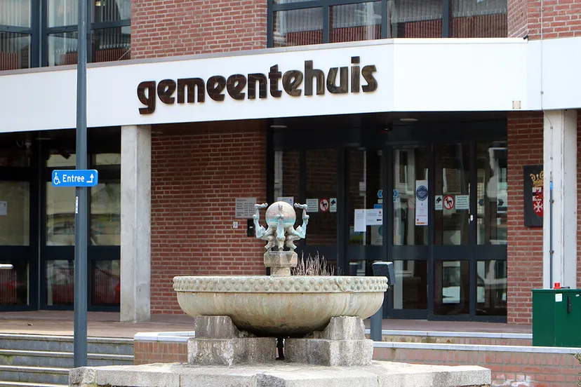 hoofdingang gemeentehuis beek