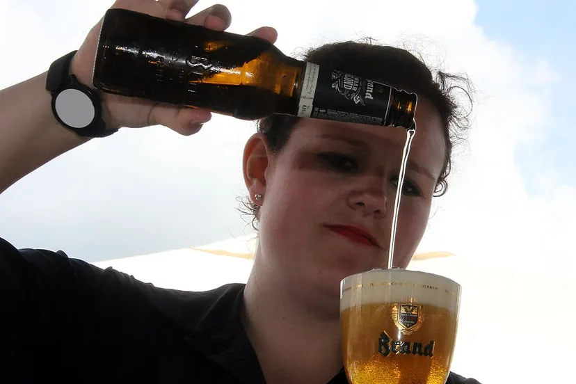 horeca vrouwelijke kelner bier