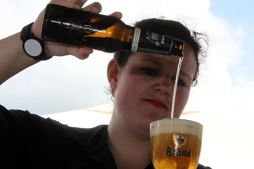 horeca vrouwelijke kelner bier