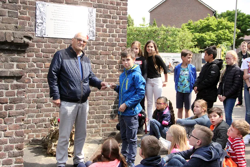 hv bicht adopteert plaquette vickers wellington 1