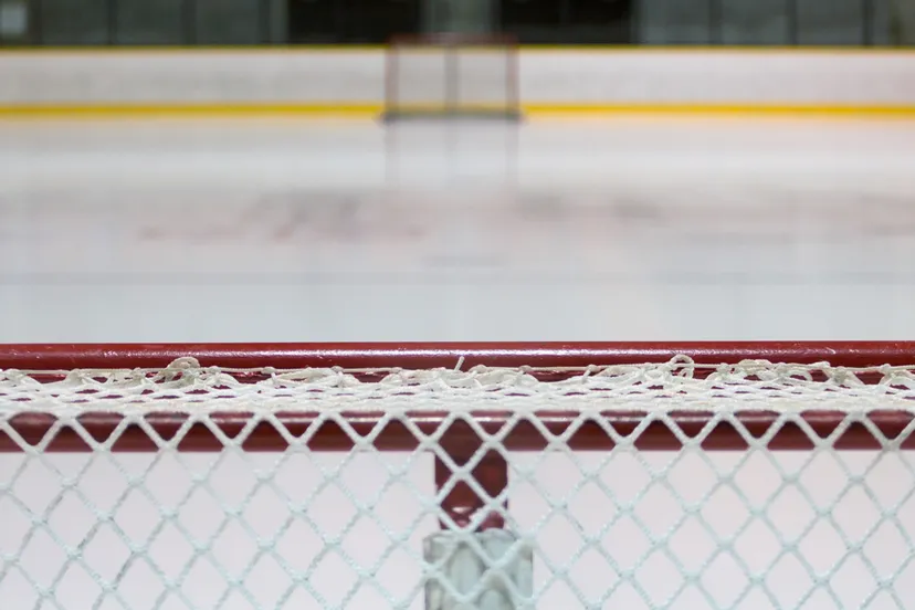 ijshockeydoelen op een lege ijsvloer
