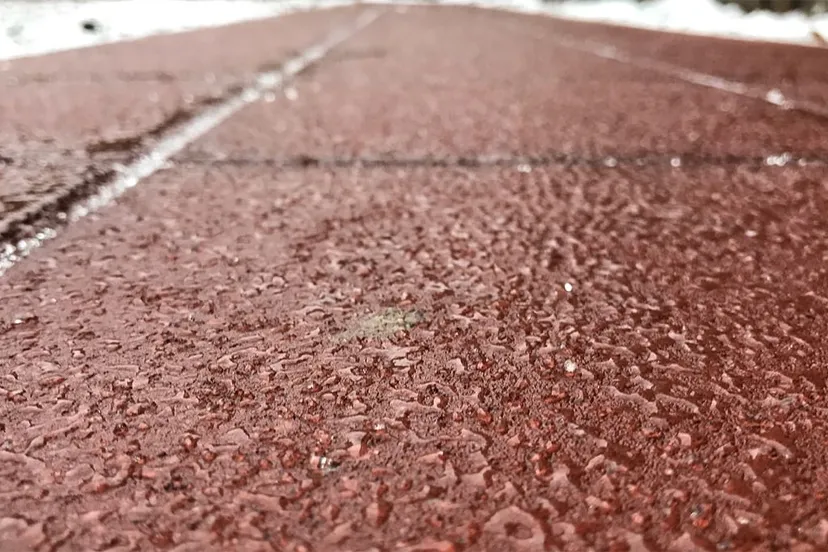 ijzel op stoeptegels