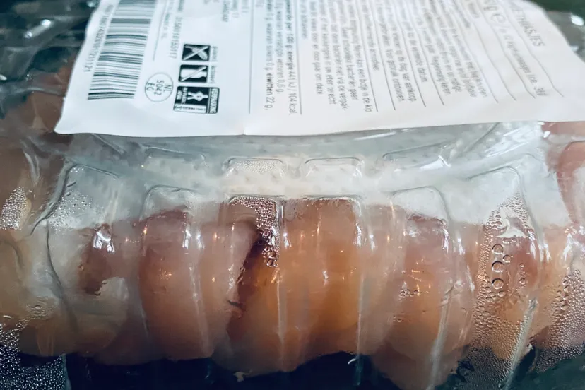 in plastic verpakt vlees met sticker