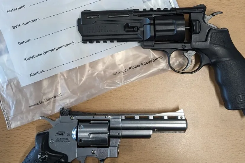 inbeslagname namaakpistolen