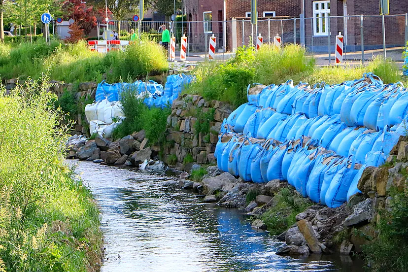 ingestorte kadewand langs de beek bij ophoven