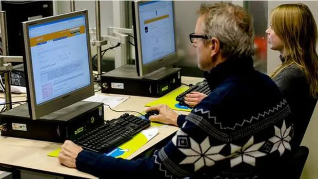 inrt2cskgfndasgilnwmb5e1u werk achter beeldscherm