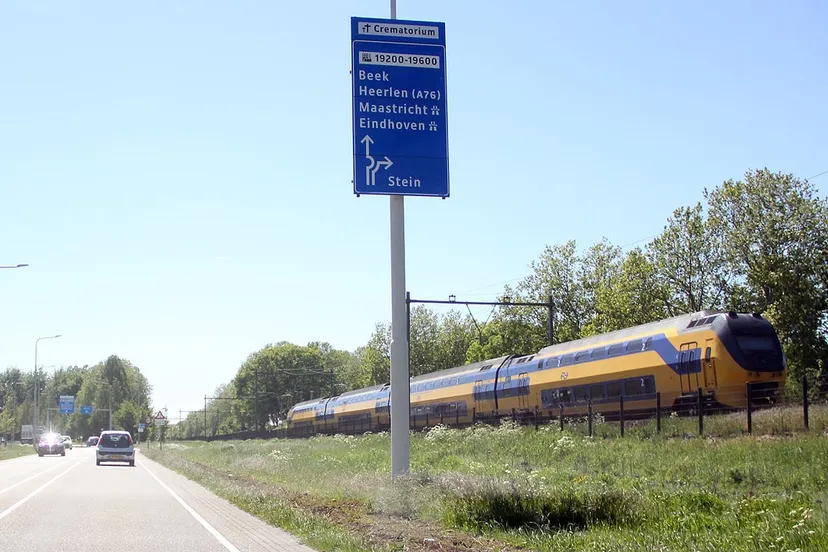 intercity naar maastricht langs westelijke randweg bij geleen