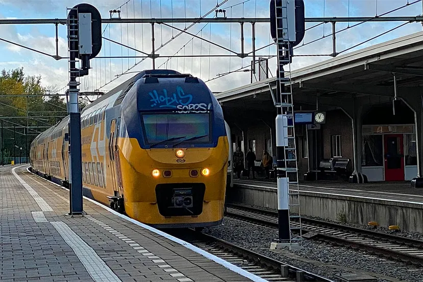 intercity ns richting eindhoven rijdt station sittard binnen 1