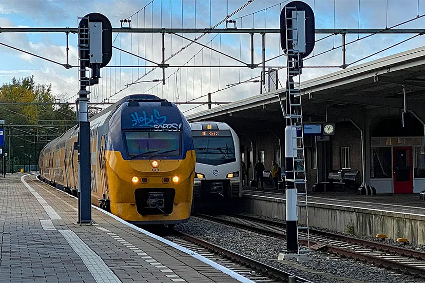 intercity ns richting eindhoven rijdt station sittard binnen 2