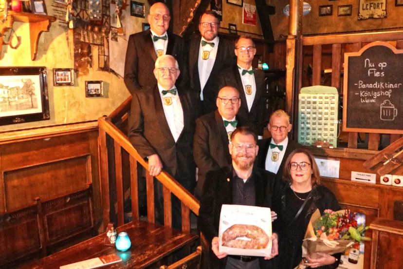 jan janssen krijgt erenonnevot prinsegarde zitter