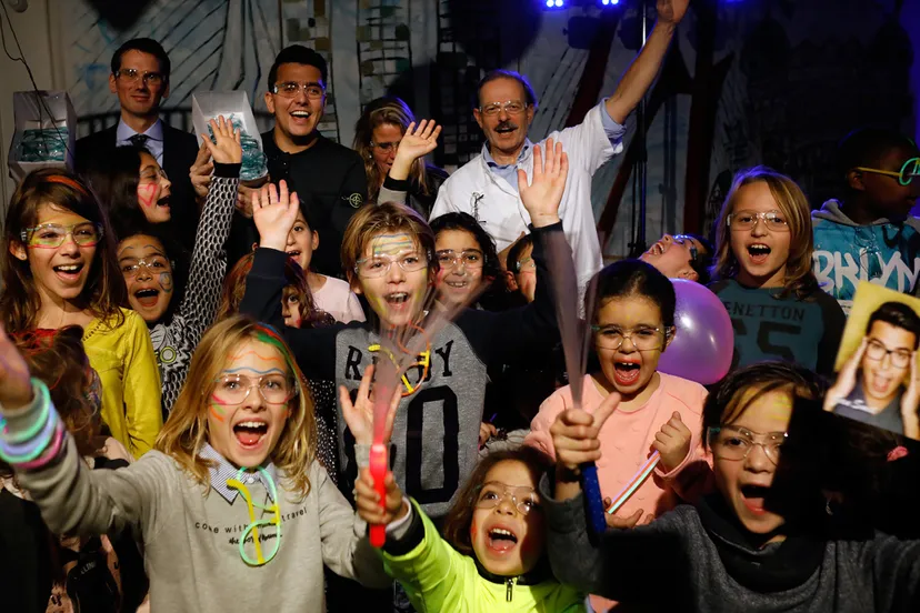 jan smit deelt vuurwerkbrillen uit 002