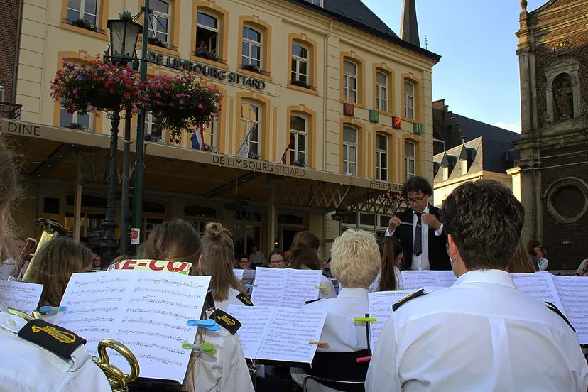 jeugdorkest sint joep in actie op de markt in sittard