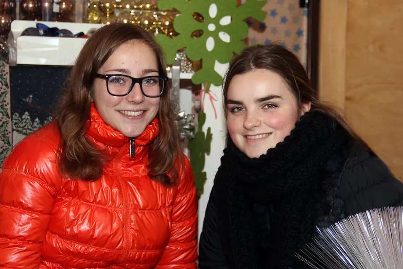 jgg43k6nqj86h6r3i53fcgf2e scholieren op kerstmarkt