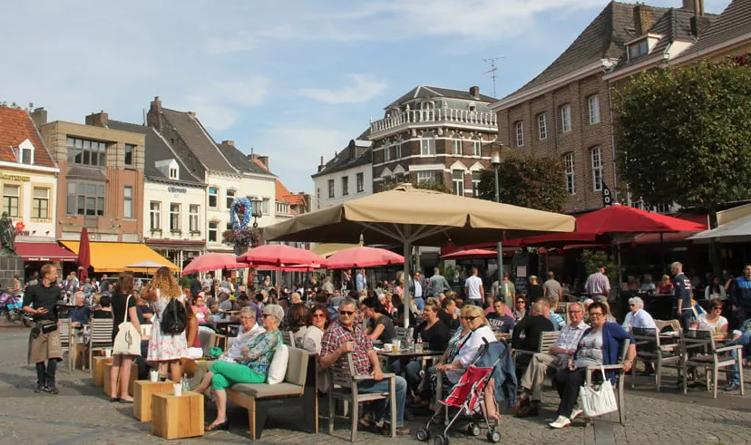 jn96x2slx5fc2n0einc7u61sb volle terrassen op mooie laatste septemberzondag